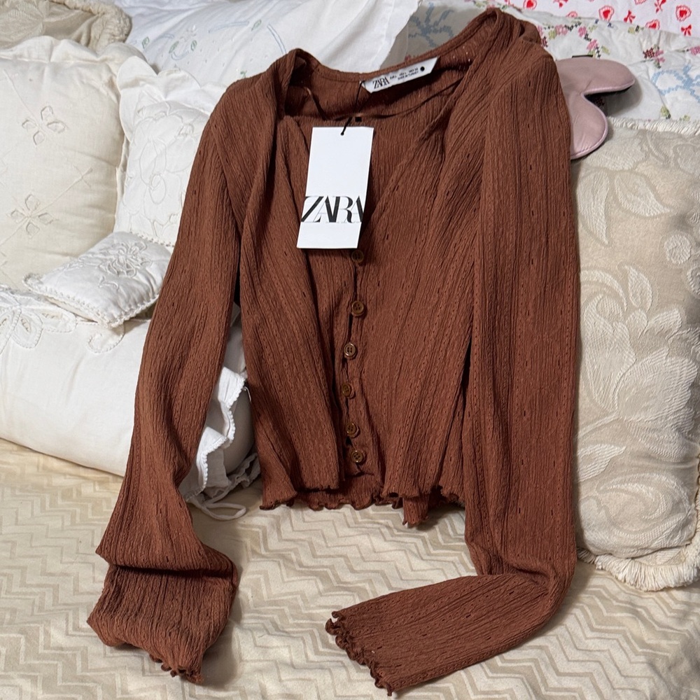 NWT ZARA Rust Button-Up Cardigan
Pit to pit is 17 inches. Shoulder to hem is 18”